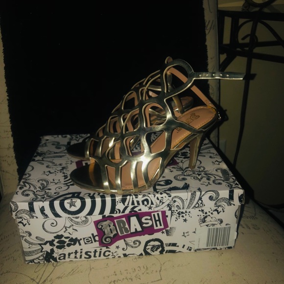 Beautiful gold dress sandals - Picture 2 of 3